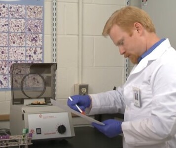 Клиника лечения наркозависимости в Тейково Врач в кабинете клиники