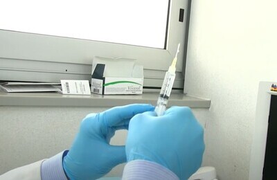 Проведение кодирования Вивитролом в Тейково Шприц с Вивитролом в руках у врача